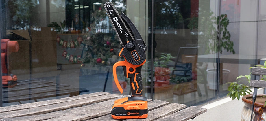 black-6-inch-mini-chainsaw